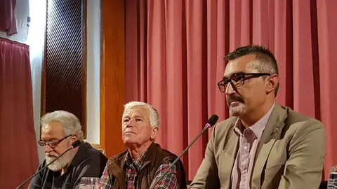 Marci Acuña junto a Juan José Santana de León.