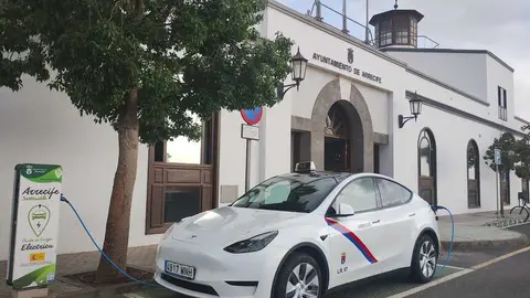 Imagen de un taxi en uno de los puntos de recarga eléctrico instalados por el Ayuntamiento de Arrecife.
