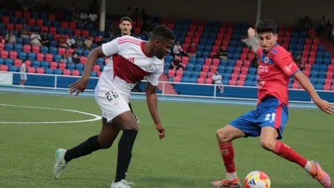 Jugador de la UD Lanzarote intentando despejar un balón durante un encuentro.