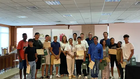 Marci Acuña junto a los jóvenes participantes de la formación Raíces de Cambio.