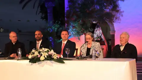 Daniel Medina y Óscar Noda junto a la pregonera de las fiestas.