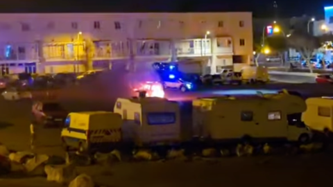 Vehículo ardiendo en el solar de Valterra.