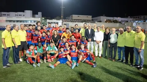 Autoridades y jugadores y equipo organizativo celebrando el final del torneo de San Ginés.