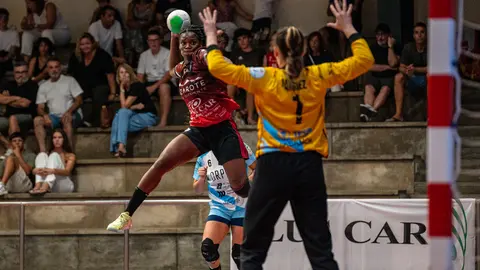 Jugadora del Zonzamas realizando un lanzamiento.