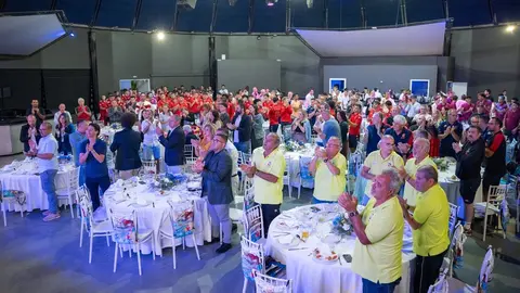 Deportistas y representantes de los entes que han colaborado en el organización del Torneo de Fútbol de San Ginés, en el agasajo del Ayuntamiento.