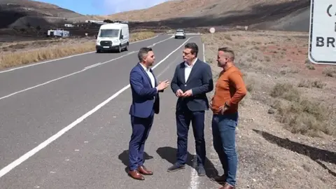 Noda con Ángel Lago y Jacobo Medina visitando otra zona que ha resuelto el actual Gobierno del Cabildo, la subida a Femés. 