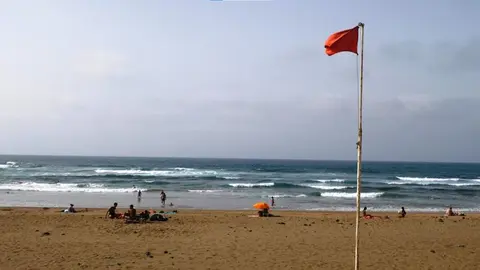 La gente se suele meter al agua a pesar de las advertencias de la peligrosidad, como esta bandera roja.