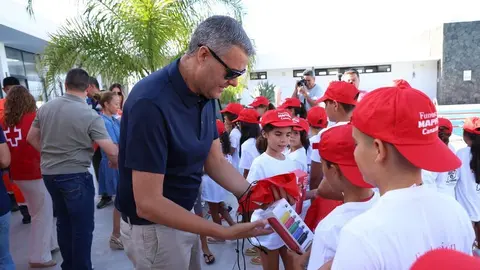 El consejero Francisco Javier Aparicio con los niños que participaron en el evento.