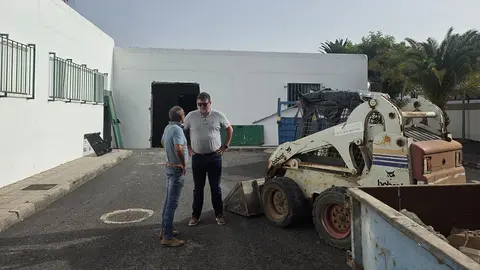 El alcalde de San Bartolomé visitando una de las obras.