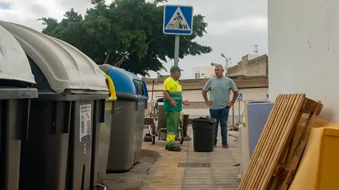 Jacobo Lemes hablando con un trabajador de lilmpieza sobre una imagen que se repite a diario en Arrecife.