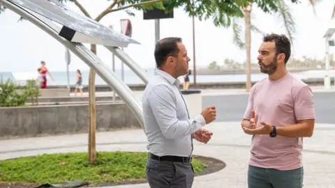 El alcalde de Arrecife con el concejal de Movilidad.