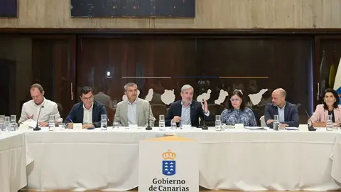Imagen de este martes del encuentro entre el Gobierno de Canarias y la FECAM para abordar el problema de la vivienda.