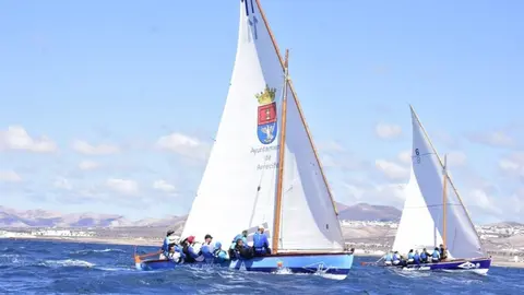 Imagen de un barco con el escudo del Ayuntamiento de Arrecife.