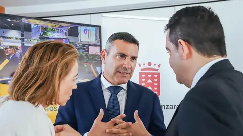 El presidente del Cabildo hablando con el presidente de la Cámara de Comercio y la presidenta de la Federación Turística de Lanzarote