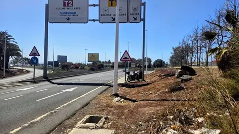 Imagen del lamentable estado en el que se encuentra una de las zonas de acceso al aeropuerto de Lanzarote.