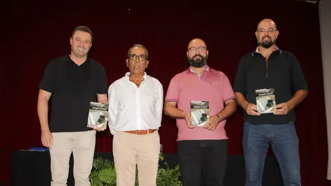 El alcalde posó con los artistas tras el encuentro