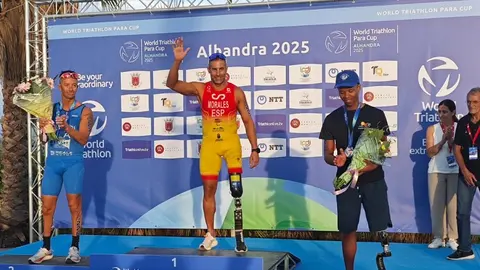 El deportista lanzaroteño, feliz en lo más alto del podio.