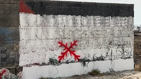 Imagen del atentado que Nueva Canarias dice que se ha producido en el muro en el que estaba la bandera palestina.