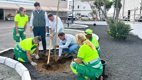 El alcalde y los concejales este lunes con los trabajadores.
