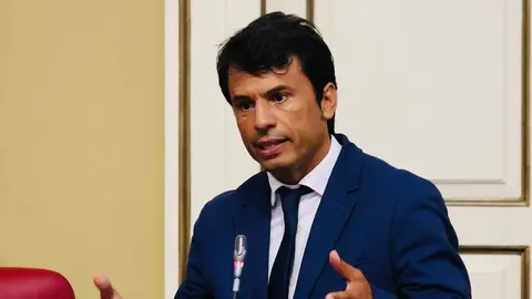 Marcos Bergaz en el Parlamento de Canarias.