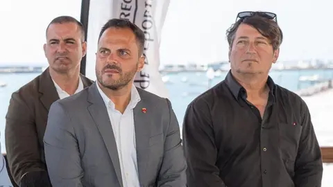 El presidente de la Federación en un acto sentado al lado del alcalde de Arrecife antes de la polémica