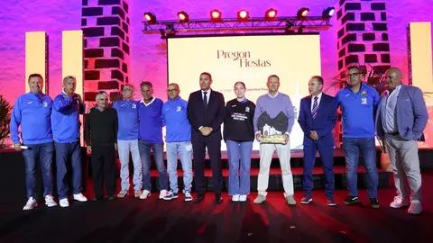 Los integrantes del equipo de fútbol junto a las autoridades que acudieron al importante acto