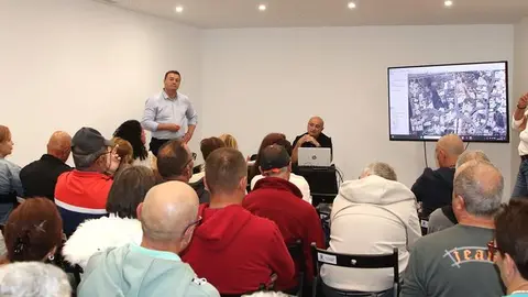 Imagen del encuentro que mantuvo el alcalde con los vecinos de Uga el pasado mes de mayo.