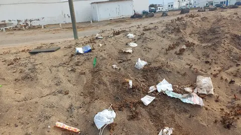 Imagen que ejemplifica lo que la asociación denuncia que ocurre después de muchas fiestas en los pueblos de la Isla.