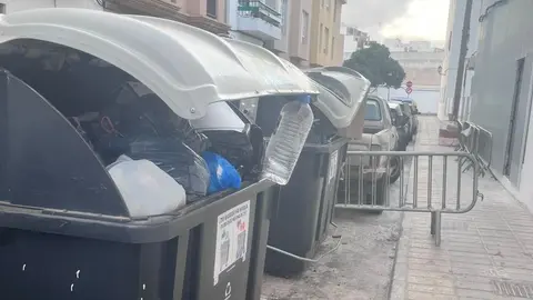 Imagen de cómo se encuentran algunos contenedores en Arrecife, sujetados con botellas porque no funcionan los pedales.