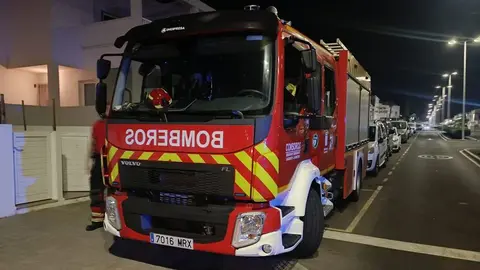 Momento en el que los bomberos terminaron con su trabajo en la casa de Playa Honda