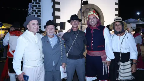 El presidente del Cabildo en la puerta de entrada a la ermita de Mancha Blanca con el alcalde de Tinajo, Francisco José Navarro, su hijo y su nuera