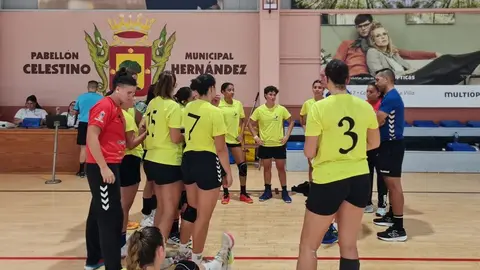 Las jugadoras escuchando atentas al entrenador