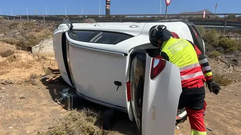 Momento de la llegada de los bomberos al vehículo siniestrado