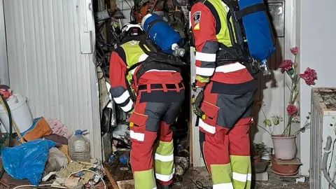 Instante en el que entraban los bomberos en el lugar en el que apareció el cadáver