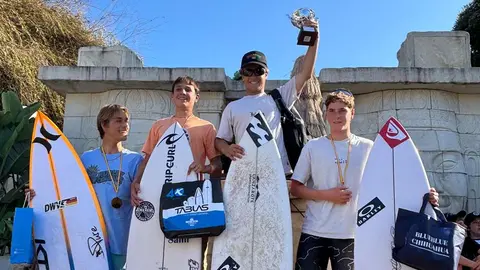 El joven surfista lanzaroteño en lo más alto del podio