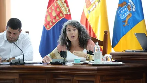 Ariagona González en el pleno del Cabildo de Lanzarote.