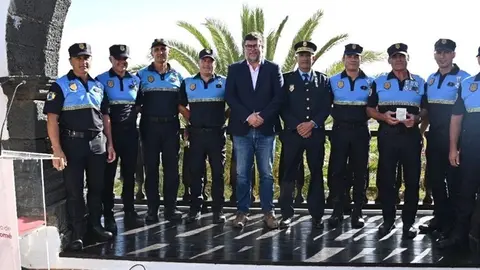 Un grupo de agentes de la Policía Local de San Bartolomé junto al alcalde Isidro Pérez.