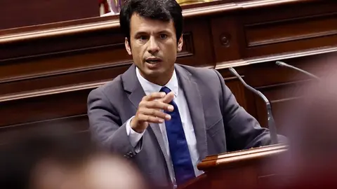 Marcos Bergaz en el parlamento canario.