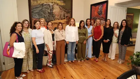 Astrid Pérez en el Parlamento junto a la Asociación ASEME para fortalecer el papel de la mujer empresaria en Canarias.