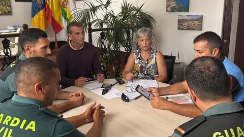 Alfredo Villalba y Nuria Acuña junto al operativo de coordinación y colaboración con la Comandancia de la Guardia Civil de Las Palmas.