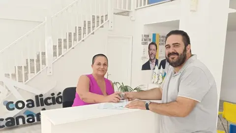 Javier Díaz registrando este miércoles su candidatura en la sede de Coalición Canaria en Arrecife.