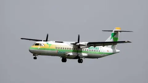 Imagen de archivo de un binter en pleno vuelo llegando a Lanzarote.