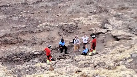 Momento de la llegada de los bomberos al lugar en el que se encontraban los senderistas