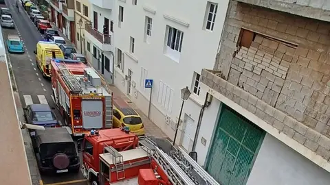 Los bomberos tuvieron que bloquear la calle para llevar su compleja acción con éxito