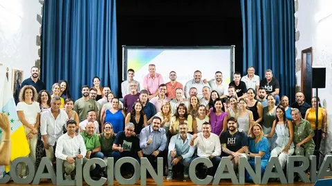 Foto de familia de CC tras la Asamblea de elección del secretario Local de Teguise.