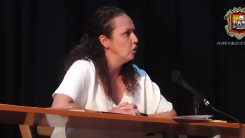 Begoña Hernández durante el momento de tensión vivido con Jesús Machín en el famoso pleno de la polémica de los maltratadores.