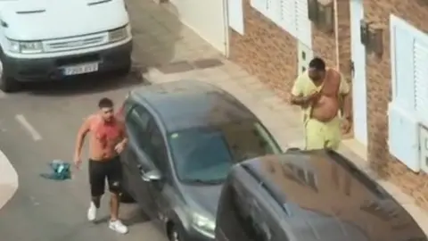 Imagen de los agresores abandonando la zona del altercado.