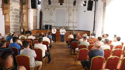 Oswaldo Betancort y Samuel Martín en la reunión con los cazadores.