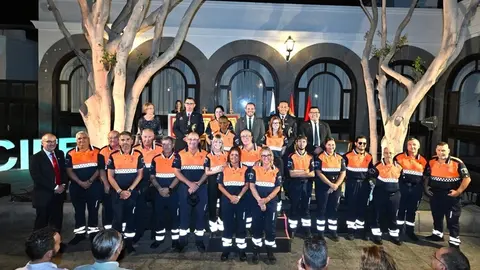 Las condecorados con las Medallas de la Ciudad de Arrecife junto al alcalde Yonathan de León, y el concejal Kevin Cortés