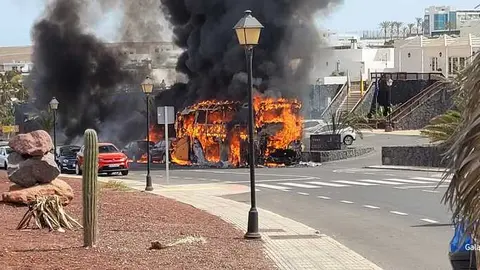 Guagua siendo consumida por las llamas en Playa Blanca.